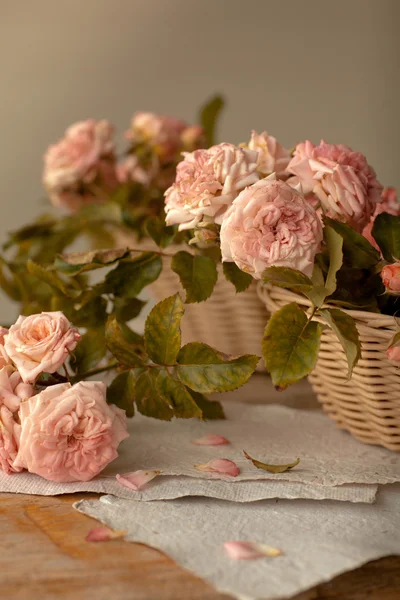 Roses roses sur table en bois — Photo