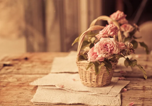 Rosas en cesta de madera — Foto de Stock