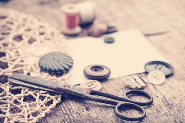 Makas, düğmeler ve bobin konu ile