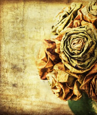 Kuru sonbahar yapraklarından yapılmış çiçekler