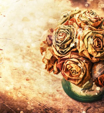 Kuru sonbahar yapraklarından yapılmış çiçekler