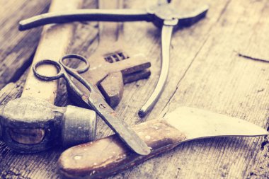 Paslı araçları, makas, çekiç