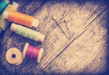 bobin ile renkli iplik