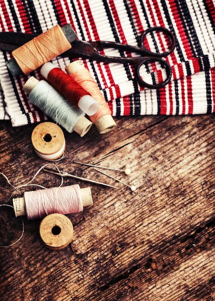 Scissors and bobbins with threads — Stock Photo, Image