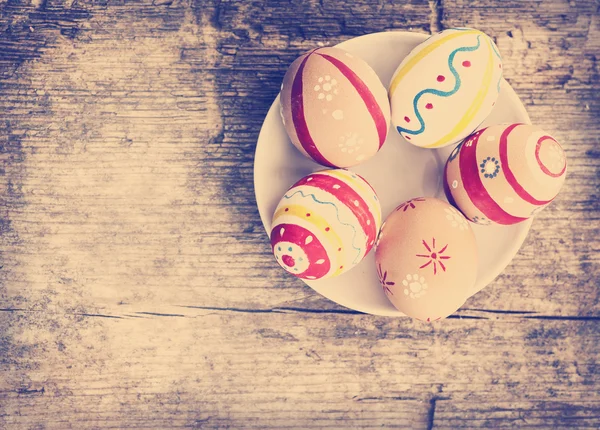 Œufs de Pâques colorés dans une assiette blanche — Photo