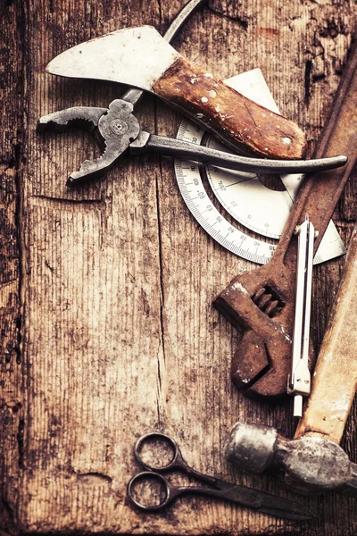 Herramientas oxidadas, tijeras, martillo — Foto de Stock