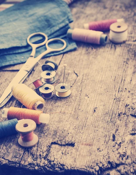 Scissors and bobbins with threads — Stock Photo, Image