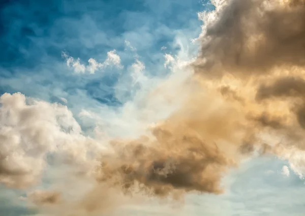 Vita moln i den blå himlen — Stockfoto