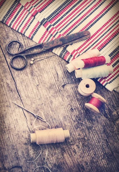 Scissors and bobbins with threads — Stock Photo, Image