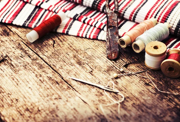 Ножницы и боббинсы с нитями — стоковое фото