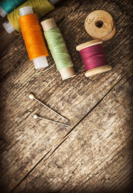 bobin ile renkli iplik