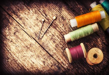 bobin ile renkli iplik