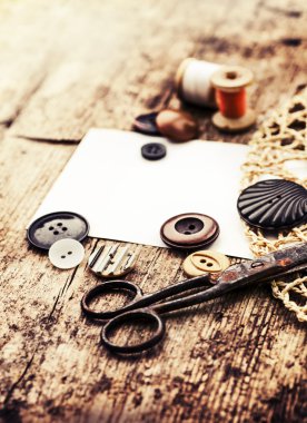 Makas, düğmeler ve bobin konu ile