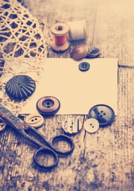 Makas, düğmeler ve bobin konu ile