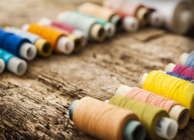 bobin ile renkli iplik