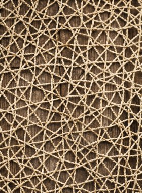 Ahşap masa üzerinde dokulu kumaş peçete