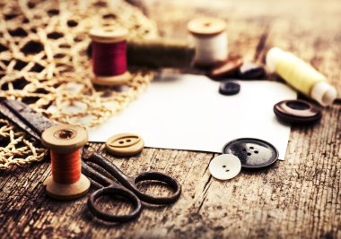 Makas, düğmeler ve bobin konu ile