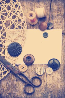 Makas, düğmeler ve bobin konu ile