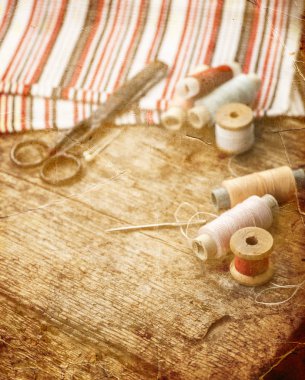 Makas, kumaş ve bobin konu ile