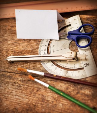 Arka plan beyaz kağıt, fırçalar, makas, cetvel ile