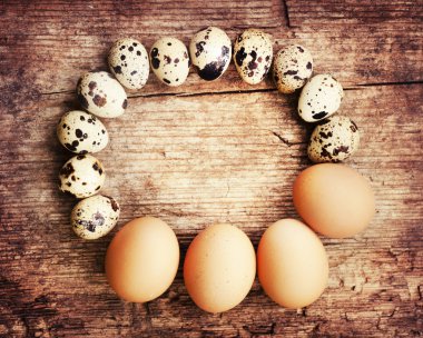 Ahşap masa ve tavuk bıldırcın yumurtalarının