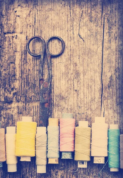 Scissors and bobbins with threads — Stock Photo, Image