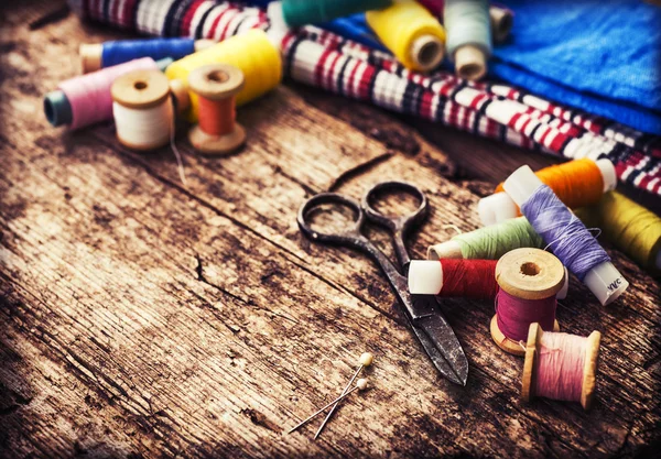 Scissors and bobbins with threads — Stock Photo, Image