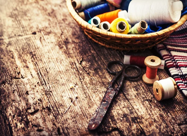 Scissors and bobbins with threads — Stock Photo, Image