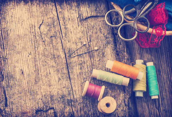 Ножницы и боббинсы с нитями
