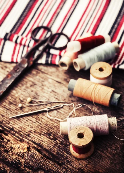 Scissors and bobbins with threads — Stock Photo, Image