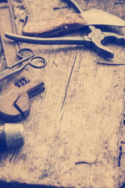 生锈的工具，剪刀，锤子 — 图库照片