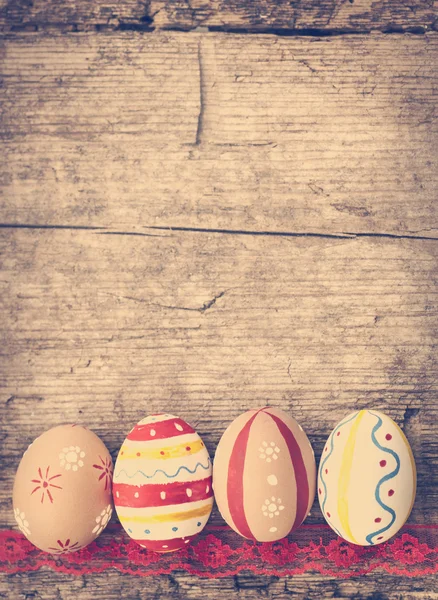 eski ahşap zemin üzerinde Paskalya yumurtaları