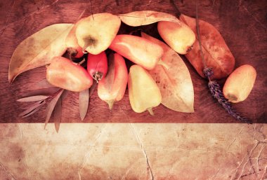 biber ahşap tahta üzerinde sonbahar yaprakları