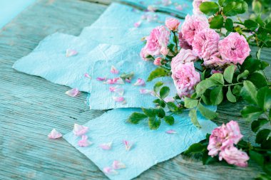 Ahşap masa raporları ile pembe güller