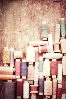 bobin ile renkli iplik