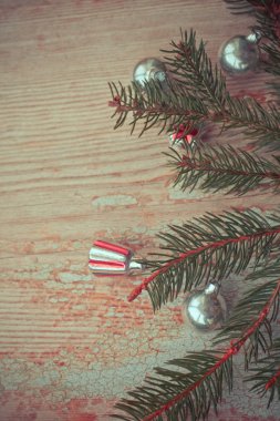 Noel topları çam dalları üzerinde