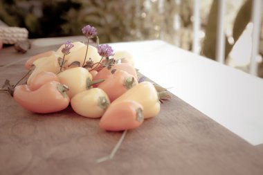 biber ahşap tahta üzerinde sonbahar yaprakları