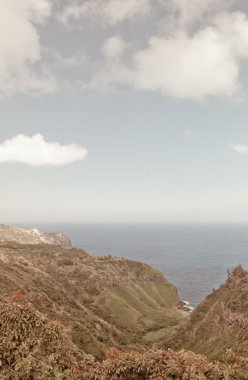 Dağ manzarası ile Pasifik Okyanusu