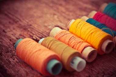 bobin ile renkli iplik