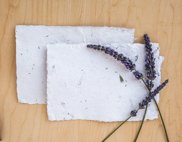 Achtergrond met lavendel en papieren — Stockfoto