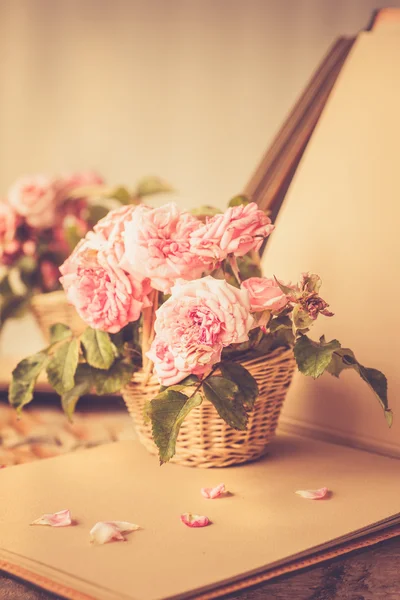Pink roses and notebook — Stock Photo, Image