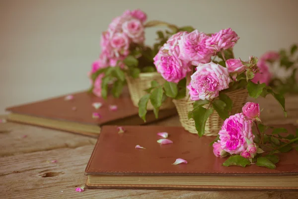 Rosa Rosen und Notizbuch — Stockfoto