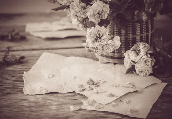 玫瑰用木制的桌子上的文件 — 图库照片