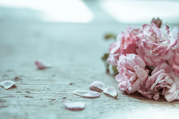 Roze rozen op houten tafel — Stockfoto