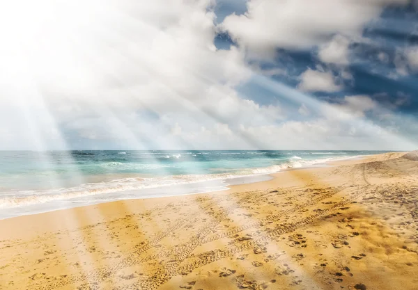Krásná pláž a tropické moře — Stock fotografie
