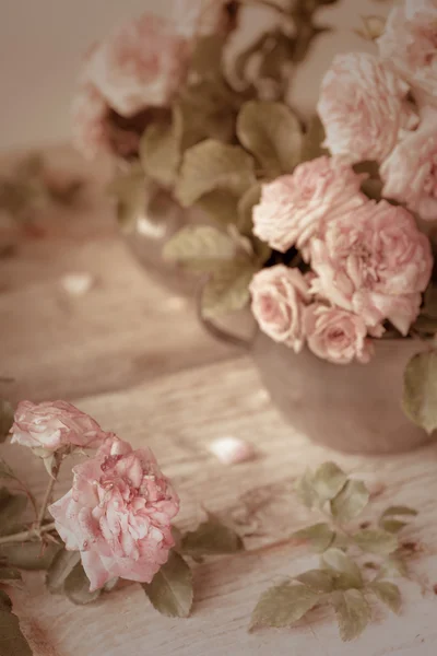 Róż na drewnianym stole — Zdjęcie stockowe