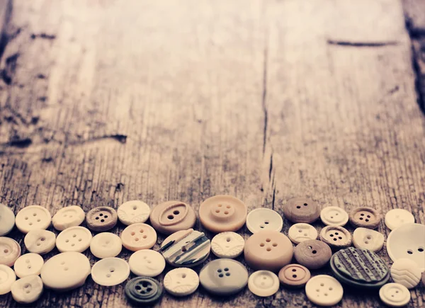 Boutons vintage sur table en bois — Photo