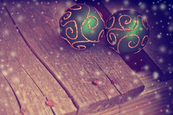 Зеленые веселые рождественские шары — стоковое фото