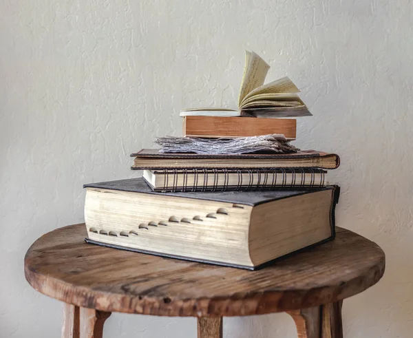 Monte de livros vintage — Fotografia de Stock