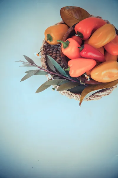 Thème d'automne avec des poivrons dans le panier — Photo